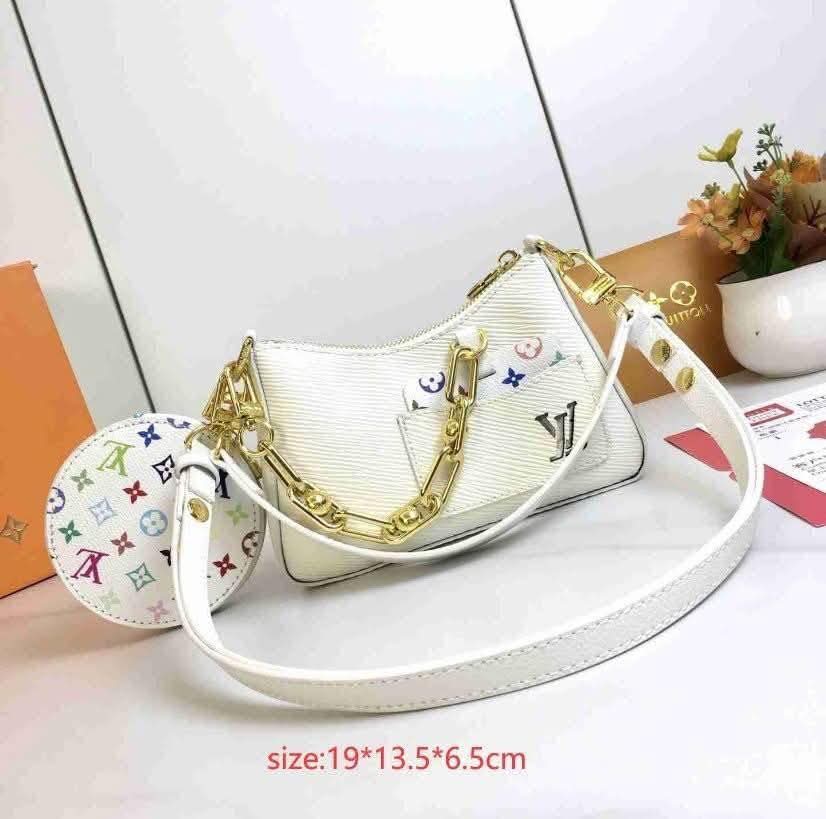 L White Shoulder Bag w Chain