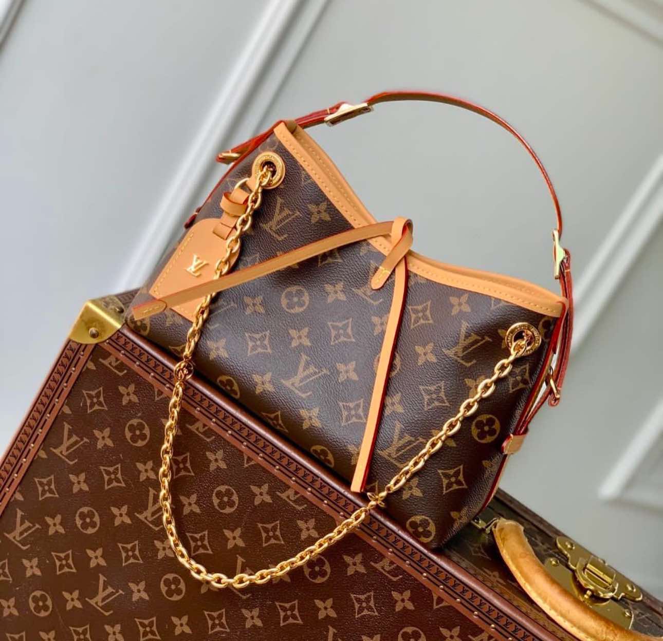L Mono Carry All Bag w Chain