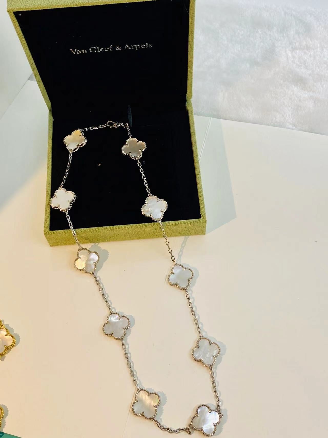 Clover Necklace Mother Pearl