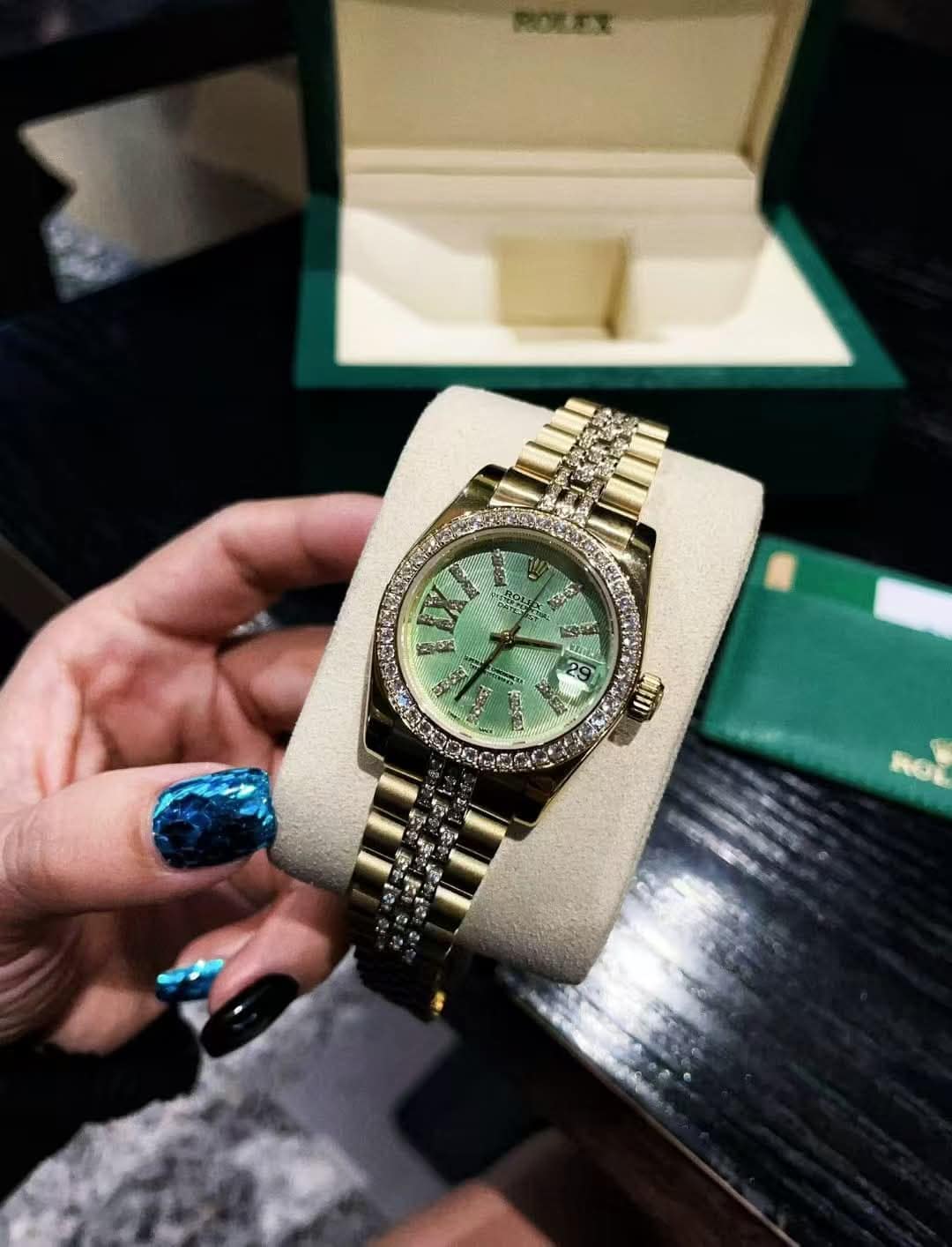 R Watch Mint