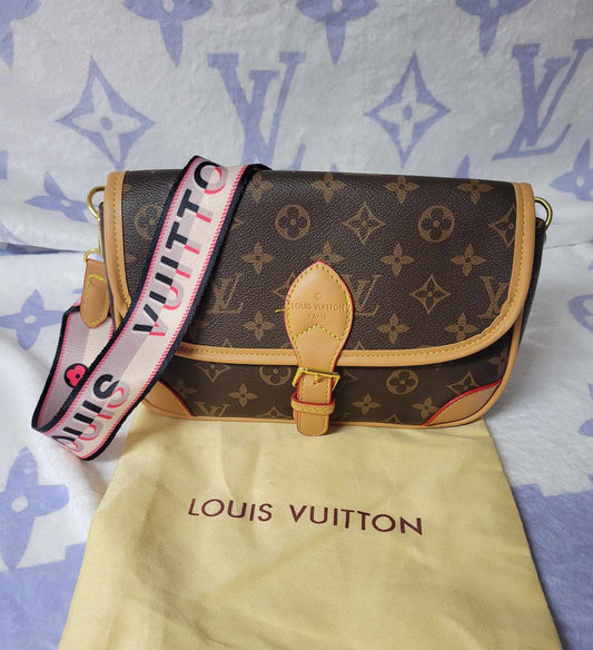 L Mono Diane  Crossbody