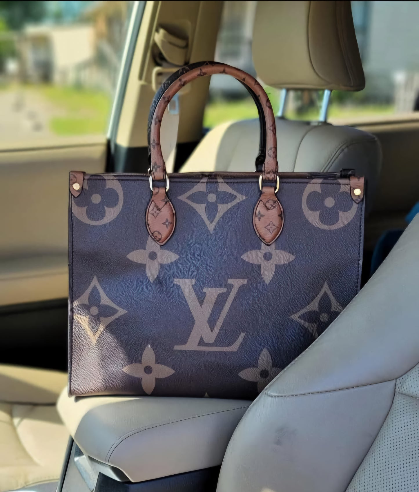 L Logo On The Go Bag Brown