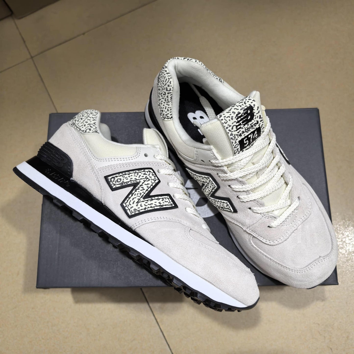NB Sneakers BW Print