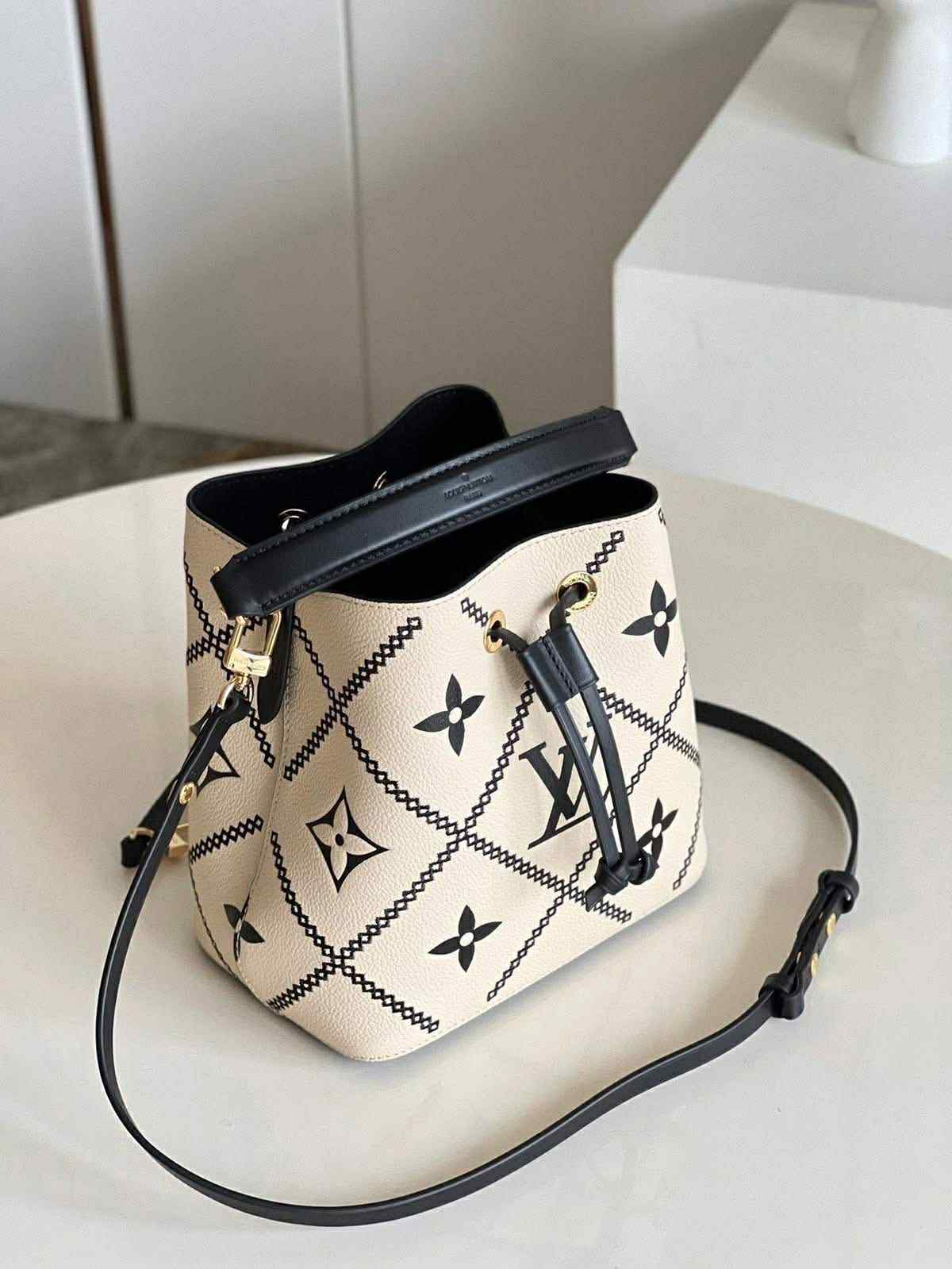 L Cream/Black Bucket Bags