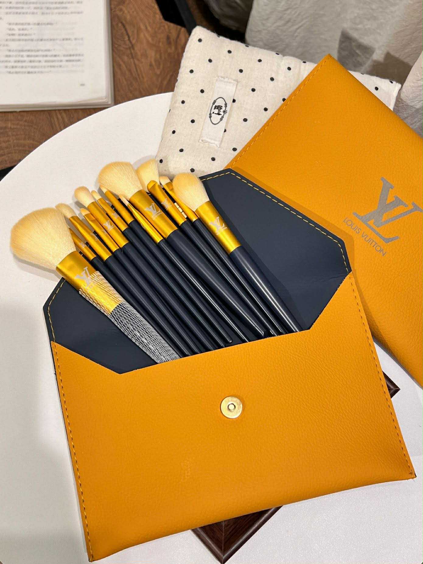L Makeup Brush Set