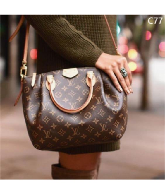 Embossed L Bags 7 Mono